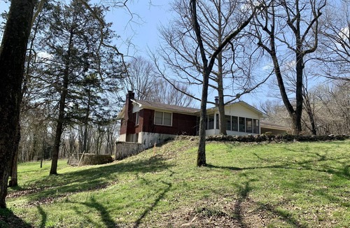 Berryville House | Riverfront fishing and floating getaway