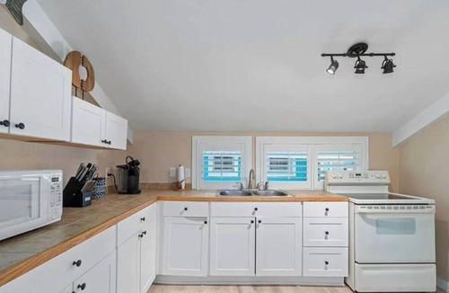 Bonita Springs Cabin | Riverfront Gem | Hot Tub + Kayaks +Water Views