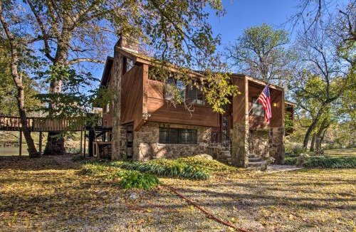Mammoth Spring House | Riverfront Getaway with Treehouse, Fire Pit and Deck!