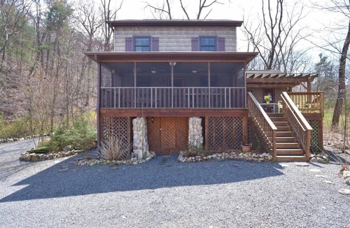 Strasburg House | Riverfront - Happy Peach on the Shenandoah