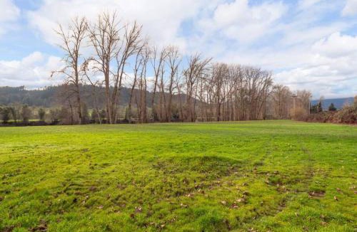 Roseburg Apartment | Riverfront Hideaway - Hot Tub - Private Entrance