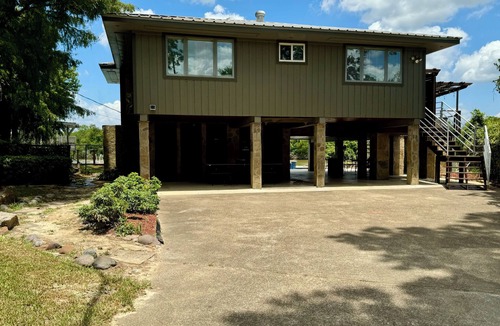 Barrett House | Riverfront Home in Houston with private pool and hot tub