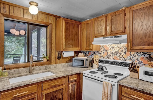Riverside Estates Cabin | Riverfront *HotTub *Fireplace *Firepit *Seclude