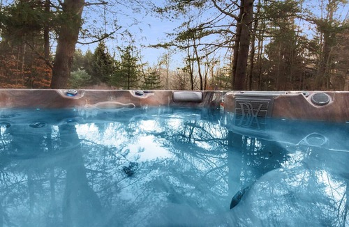 Riverside Estates Cabin | Riverfront *HotTub *Fireplace *Firepit *Seclude
