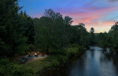 Riverside Estates Cabin | Riverfront *HotTub *Fireplace *Firepit *Seclude