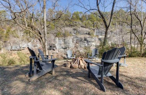 Huntsville House | Riverfront Huntsville Cabin w/Views & Kayaks!