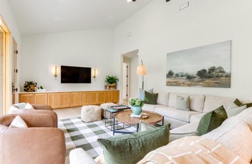 Huntsville House | Riverfront Huntsville Cabin w/Views & Kayaks!