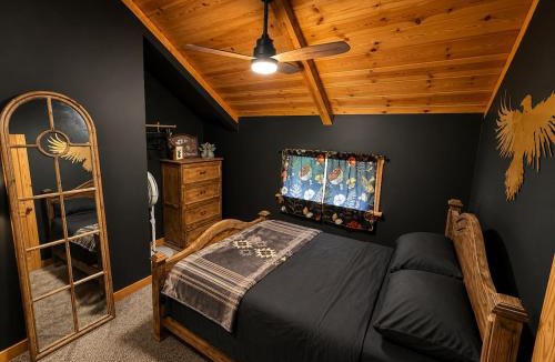 Dora House | Riverfront Jacuzzi Fireplace 6Bed 3Bath Bar BBQ