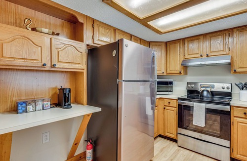 Lincoln Condo | Riverfront Lincoln Condo w/Patio + Pool Access!