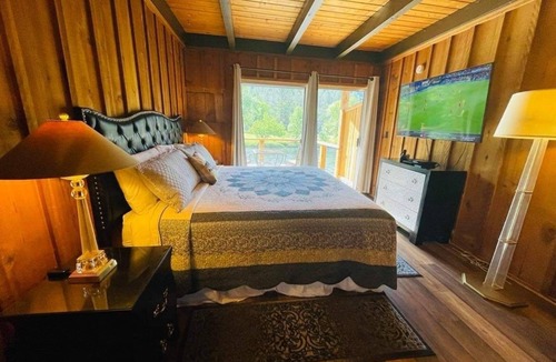 Shady Cove Cabin | Riverfront Lodging River Room 19