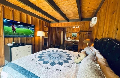 Shady Cove Cabin | Riverfront Lodging River Room 19