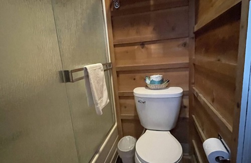 Shady Cove Cabin | Riverfront Lodging River Room 19