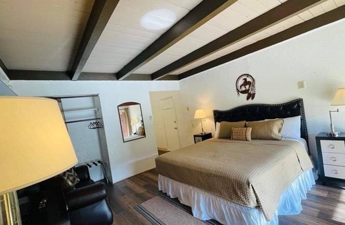 Shady Cove House | Riverfront Lodging River Room 20