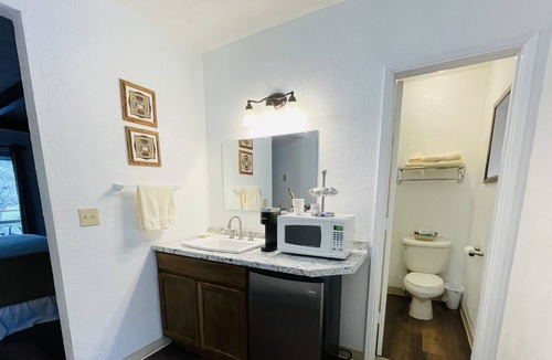 Shady Cove House | Riverfront Lodging River Room 20