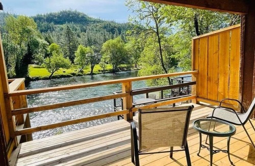 Shady Cove House | Riverfront Lodging River Room 20