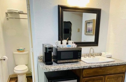 Shady Cove House | Riverfront Lodging River Room 21