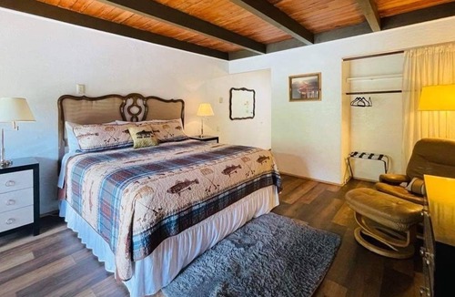 Shady Cove House | Riverfront Lodging River Room 21