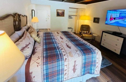 Shady Cove House | Riverfront Lodging River Room 21