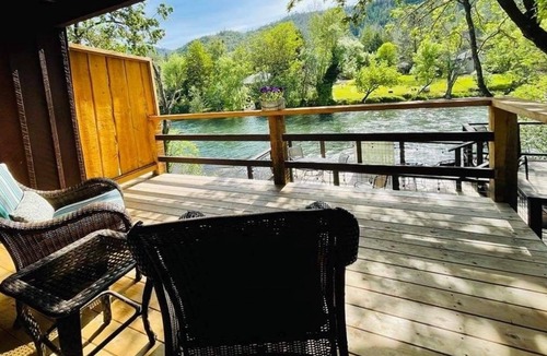 Shady Cove House | Riverfront Lodging River Room 21