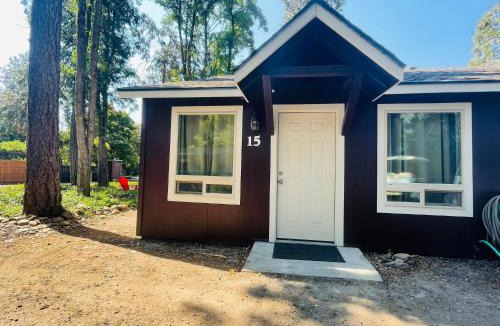 Shady Cove Hotel | Riverfront Lodging