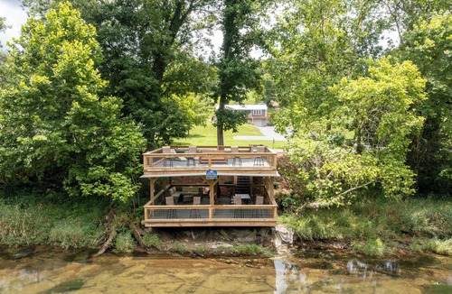 Bluff City House | Riverfront- Lower Unit | Dock | Smart TV | Wi-Fi