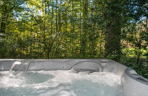 Leadsville House | Riverfront luxury in the woods - main level master bedroom