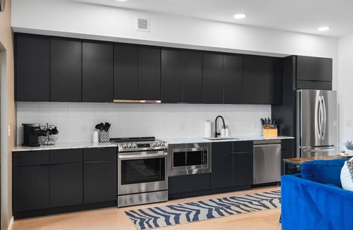 North Capitol House | Riverfront Luxury - Walk to Downtown Broadway, Private Patio