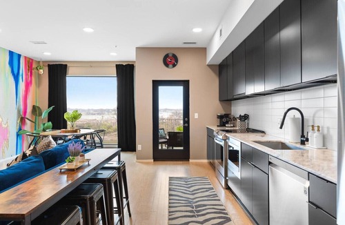 North Capitol House | Riverfront Luxury - Walk to Downtown Broadway, Private Patio