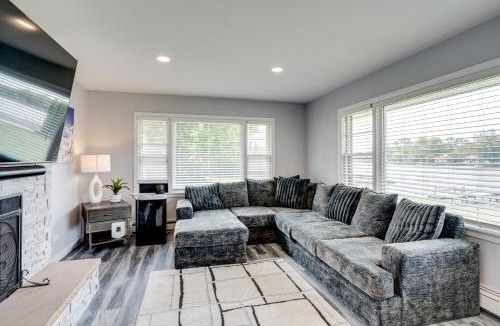 McHenry House | Riverfront McHenry Retreat w/Dock & Kayaks