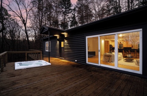 Powhatan House | Riverfront Modern Cabin | Hot Tub + Scenic Views
