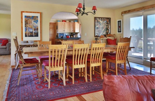 Oregon Water Wonderland House | Riverfront Mountain View I Sleeps 24 I Hot Tub