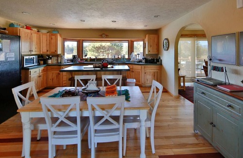 Oregon Water Wonderland House | Riverfront Mountain View I Sleeps 24 I Hot Tub