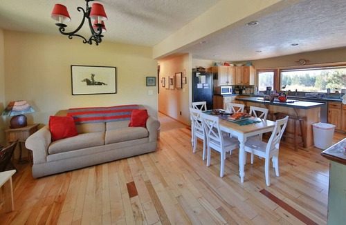 Oregon Water Wonderland House | Riverfront Mountain View I Sleeps 24 I Hot Tub