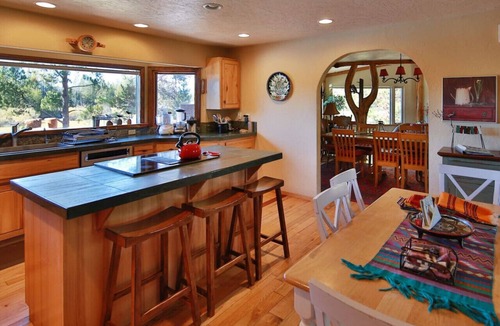 Oregon Water Wonderland House | Riverfront Mountain View I Sleeps 24 I Hot Tub