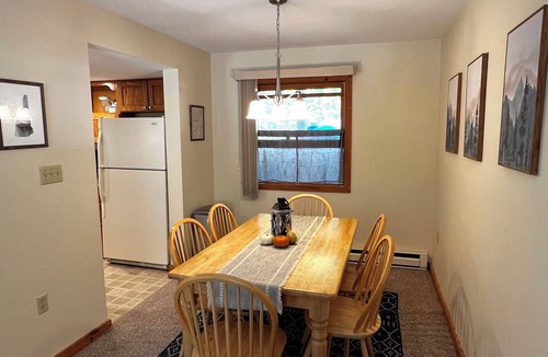 Lincoln Condo | Riverfront Mountainside Retreat- 3 minutes to Loon Mountain!