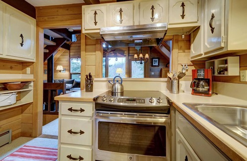 Enumclaw House | Riverfront Mt. Rainier/Crystal Mountain Chalet