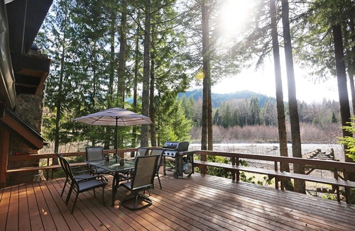 Enumclaw House | Riverfront Mt. Rainier/Crystal Mountain Chalet