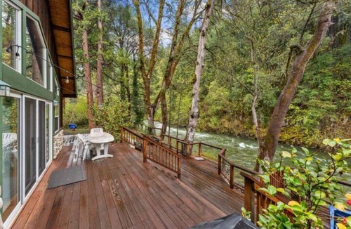 Castella House | Riverfront Oasis on the Upper Sacramento River