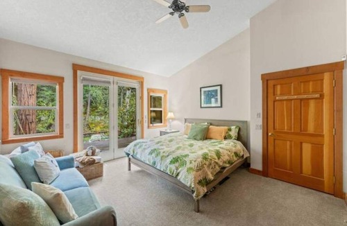 Castella House | Riverfront Oasis on the Upper Sacramento River