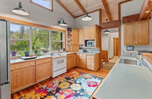 Castella House | Riverfront Oasis on the Upper Sacramento River