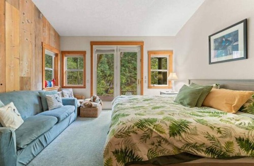 Castella House | Riverfront Oasis on the Upper Sacramento River