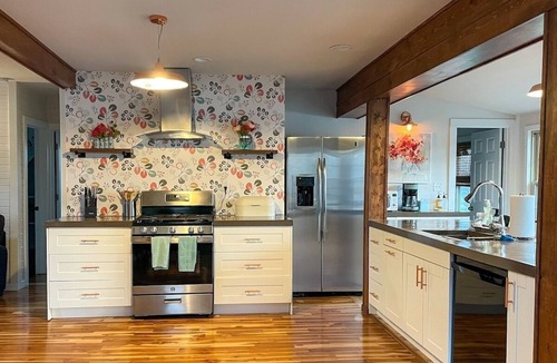 Momence House | Riverfront Oasis: Parks+ Kayaks+Relaxation Await!