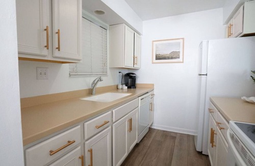 North Capitol Condo | Riverfront Oasis| Pool | King Bed Walk to Broadway