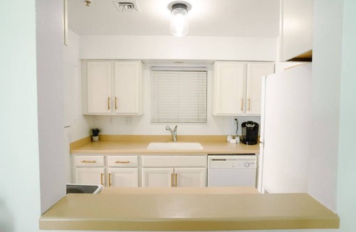 North Capitol Condo | Riverfront Oasis| Pool | King Bed Walk to Broadway