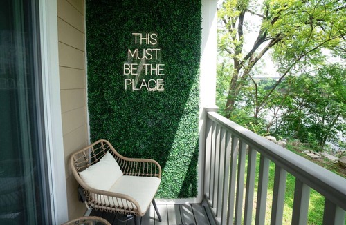 North Capitol Condo | Riverfront Oasis| Pool | King Bed Walk to Broadway