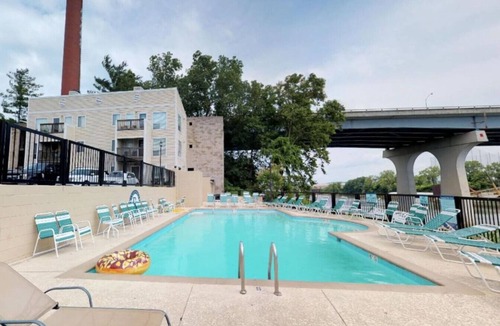 North Capitol Condo | Riverfront Oasis| Pool | King Bed Walk to Broadway