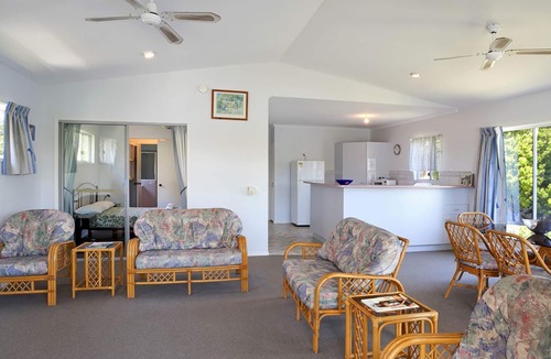 Tewantin House | Riverfront - Pet Friendly - Tewantin