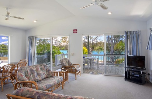 Tewantin House | Riverfront - Pet Friendly - Tewantin