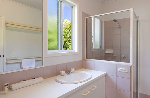 Tewantin House | Riverfront - Pet Friendly - Tewantin