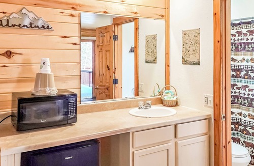 Estes Park Hotel | Riverfront Pool Motel, Views R206